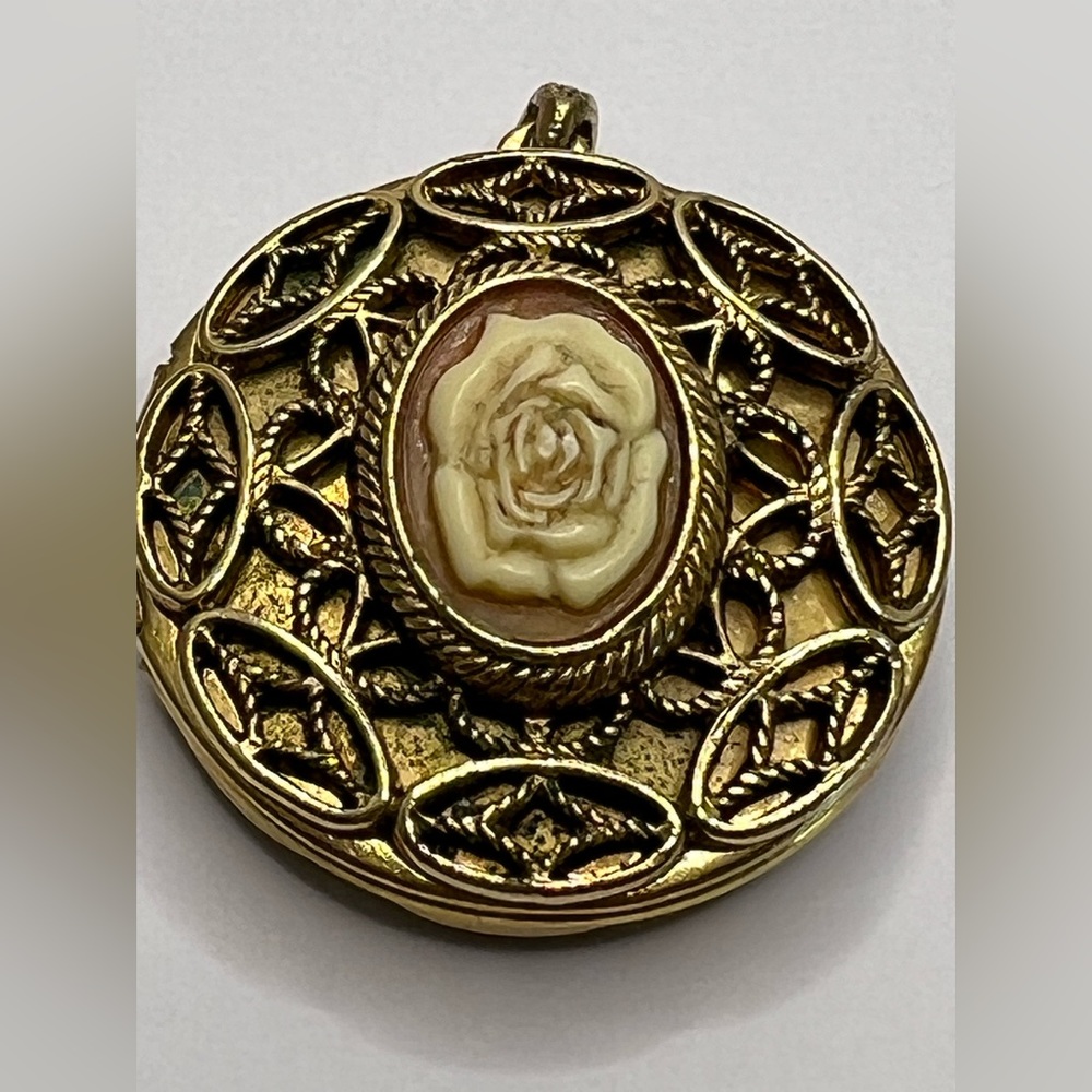Necklace pendant